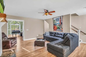 Smart TV, fireplace, DVD player, books - Carolina Cottage - Sleeps 11 - 20 mins to Raleigh - Game/Movie Room w/Projector! (Fuquay-Varina)