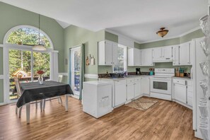Fridge, microwave, oven, stovetop - Carolina Cottage - Sleeps 11 - 20 mins to Raleigh - Game/Movie Room w/Projector! (Fuquay-Varina)