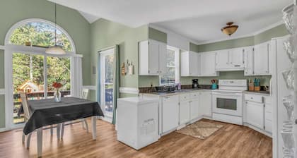 Carolina Cottage - Sleeps 11 - 20 mins to Raleigh - Game/Movie Room w/Projector!