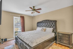 5 bedrooms, iron/ironing board, free WiFi, bed sheets - Carolina Cottage - Sleeps 11 - 20 mins to Raleigh - Game/Movie Room w/Projector! (Fuquay-Varina)