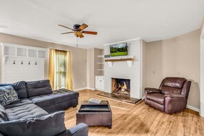 Téléviseur connecté, foyer, lecteur de DVD, livres