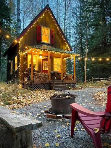 Woodland Hideaway • Cozy Cabin in the Woods, Peaceful, Charming & Pet-Friendly