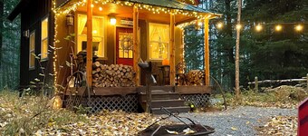 Woodland Hideaway • Cozy Cabin in the Woods, Peaceful, Charming & Pet-Friendly