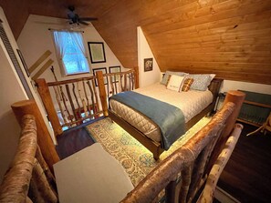 1 slaapkamer, een bureau, een strijkplank/strijkijzer, reisbedje