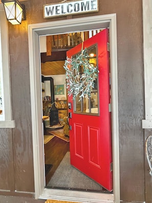 Interior - Woodland Hideaway • Cozy Cabin in the Woods, Peaceful, Charming & Pet-Friendly (Sandpoint)