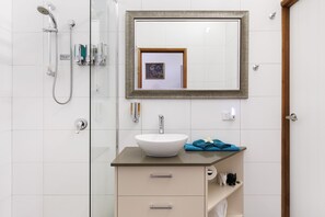 Shower, jetted bath, hair dryer, towels - Spa with tropical garden view, cozy fireplace - Beach 10km - Eumundi Markets 6km (Doonan)