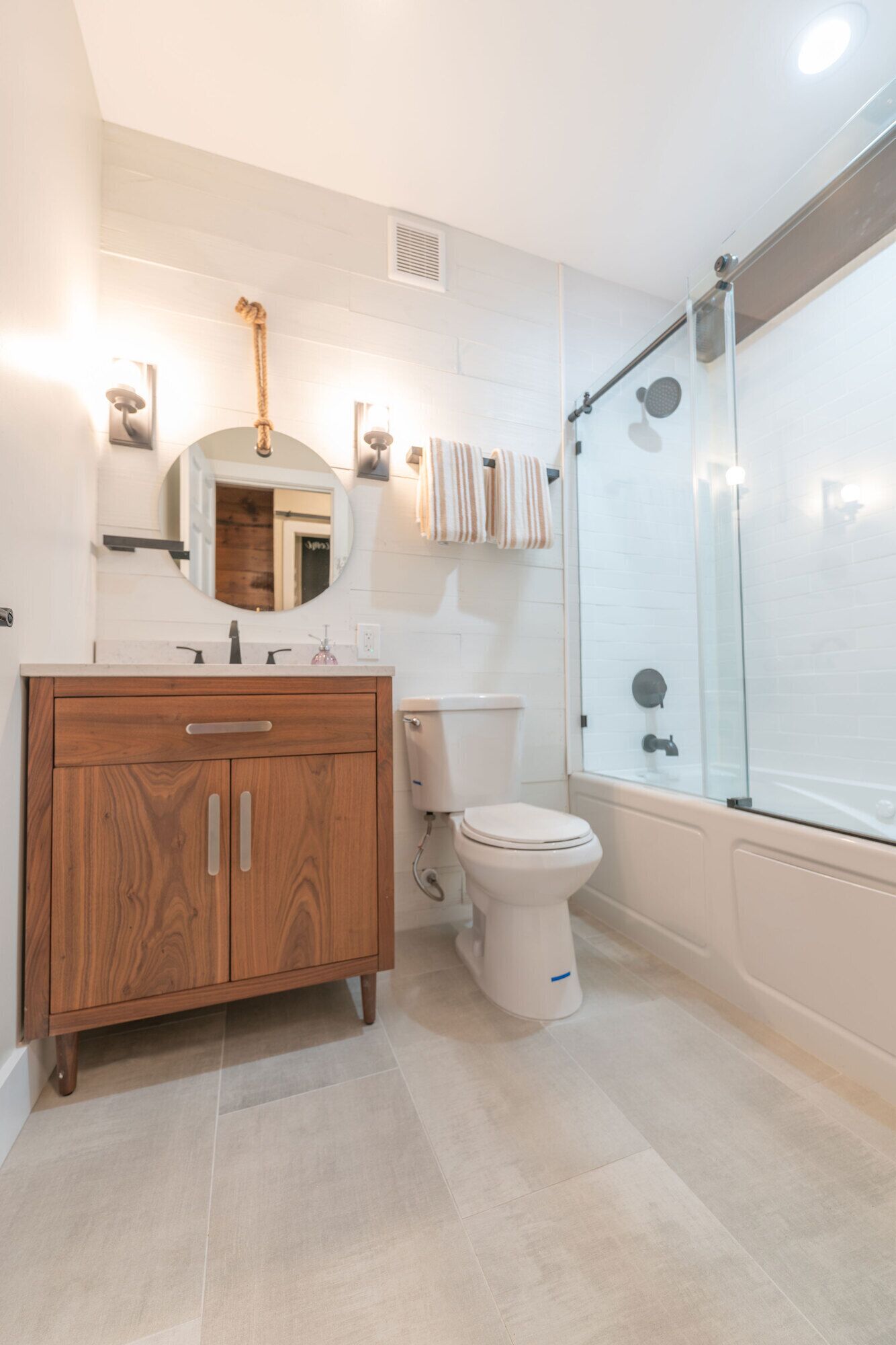 Combined shower/bathtub, towels
