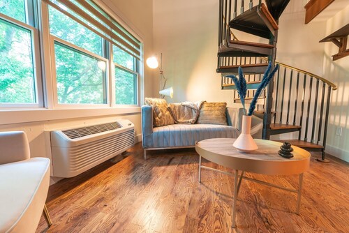 Chimney Hill - 04) Second Floor Suite 4