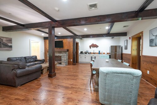 Chimney Hill - 05) Conf Suite