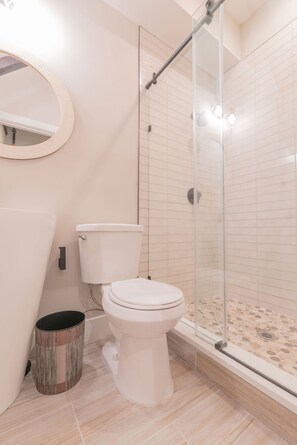 Combined shower/bathtub, towels