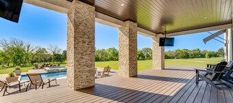 Stunning Ranch Villa: Private Pool & Hot Tub!