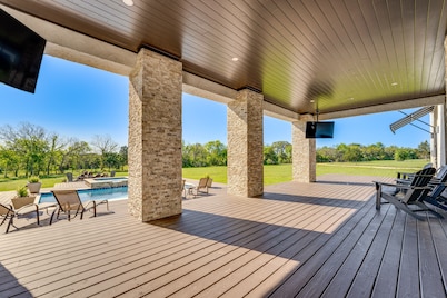 Stunning Ranch Villa: Private Pool & Hot Tub!
