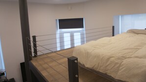 Quarto com uma cama, janela e televisão.