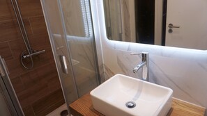 Regadera, toallas, papel de baño 