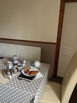 Free daily English breakfast - Roselodge Guest House (Aberdeen)