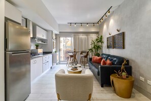 En 55-tommers LED-TV med digitale kanaler samt TV og strømmetjenester