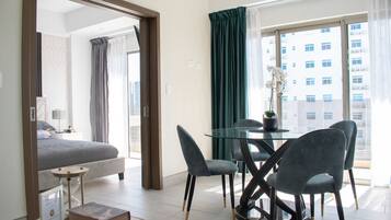 商務開放式客房, 1 張加大雙人床 (XXX) | 餐廳