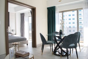 Business Studio, 1 Queen Bed (XXX) | Dining room