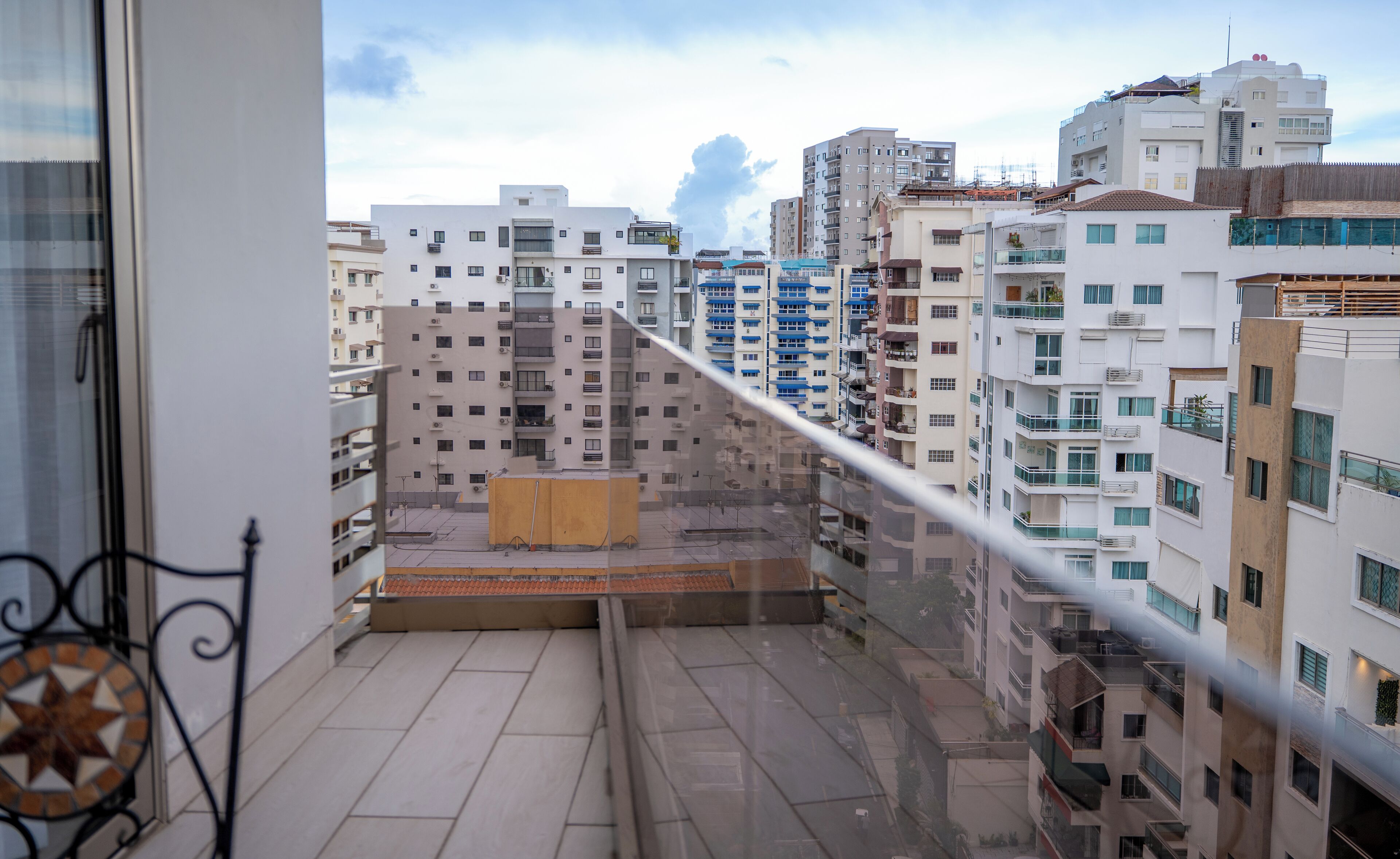 Un balcón con vistas a edificios residenciales aledaños.