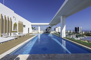 室外游泳池，日光浴躺椅