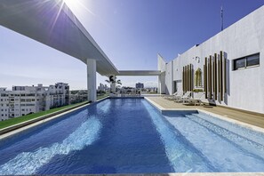 Piscine extérieure, chaises longues