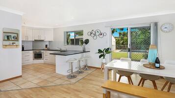 Réfrigérateur, micro-ondes, four, lave-vaisselle