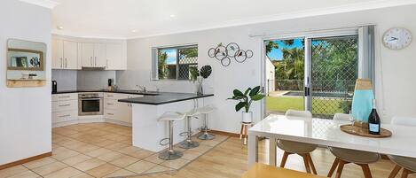 Réfrigérateur, four à micro-ondes, un four, lave-vaisselle