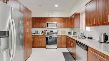 Refrigerador, microondas, horno y lavavajillas