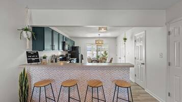 KĂŒhlschrank, Mikrowelle, Ofen, Herdplatte