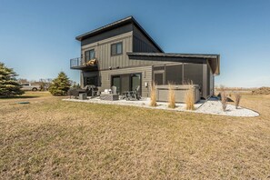 Exterior - Lakefront home with with Hot Tub & Game Room Sleeps 10 (Arlington)