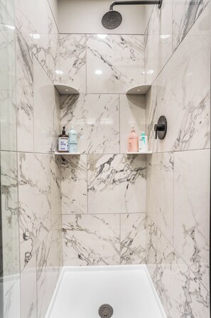 Een bad, milieuvriendelijke toiletartikelen, een haardroger, handdoeken