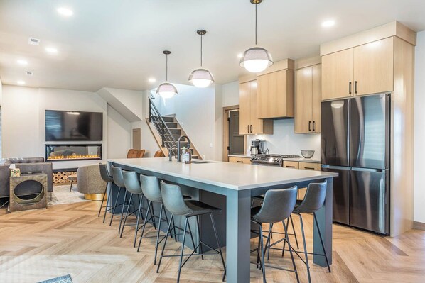 Jääkaappi, mikroaaltouuni, uuni, liesi