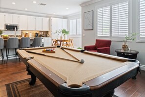 Games room - King Bed Temecula Getaway! Amazing Pool & Theatre (Murrieta)