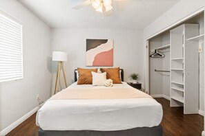 3 bedrooms, iron/ironing board, WiFi, bed sheets