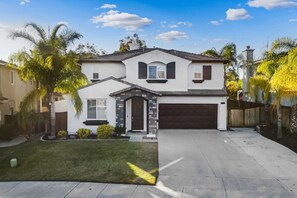 Exterior - King Bed Temecula Getaway! Amazing Pool & Theatre (Murrieta)