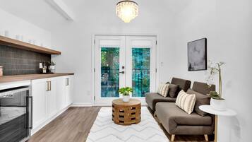 Älytelevisio, takka, pöytätennispöytä, kirjoja