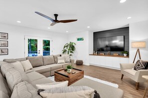 Smart TV, chimenea, tenis de mesa y libros 