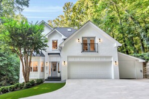Exterior - Private Luxury Spacious Atlanta Home (Atlanta)
