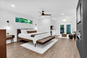 7 bedrooms, desk, iron/ironing board, free WiFi - Private Luxury Spacious Atlanta Home (Atlanta)