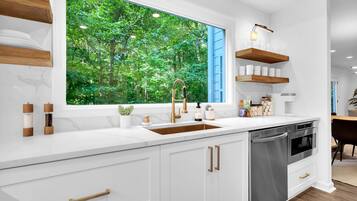 Jääkaappi, mikroaaltouuni, uuni, liesi