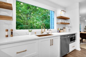 Fridge, microwave, oven, stovetop - Private Luxury Spacious Atlanta Home (Atlanta)