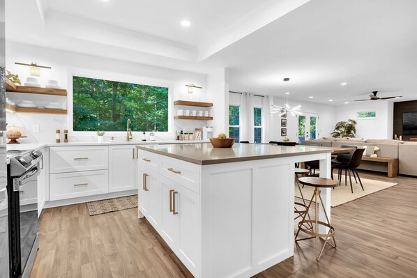 Fridge, microwave, oven, stovetop - Private Luxury Spacious Atlanta Home (Atlanta)