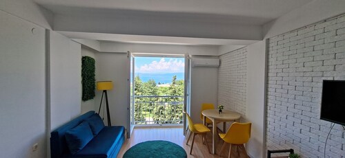 Cozy Lake View Apartment