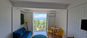 Cozy Lake View Apartment