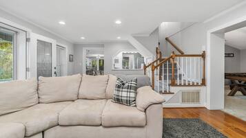 Televisión, chimenea, futbolito y estéreo