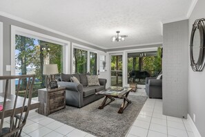 Televisión, chimenea, futbolito y estéreo 