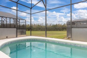 Une piscine offrant une vue dégagée sur le ciel et la végétation environnante.