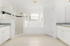 Combined shower/bathtub, hair dryer, towels - Charming 5BR Villa with Private Pool – Near Disney (Davenport)