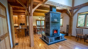 Ein Holzinnenraum mit Kamin, Holzböden und einem Essbereich.