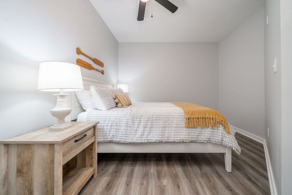 Lakefront with game room & kayaks! Sleeps 12! Lake Hamilton Vrbo